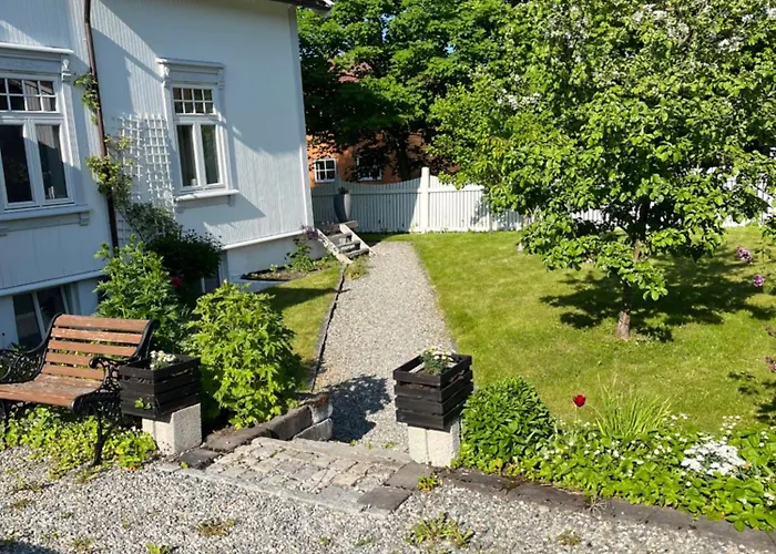 Bo I Historisk Bygning, Kort Vei Til Sentrum